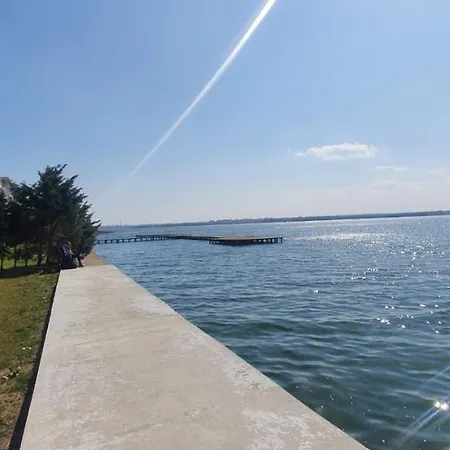 By The Sea Lake View * Mamaia
